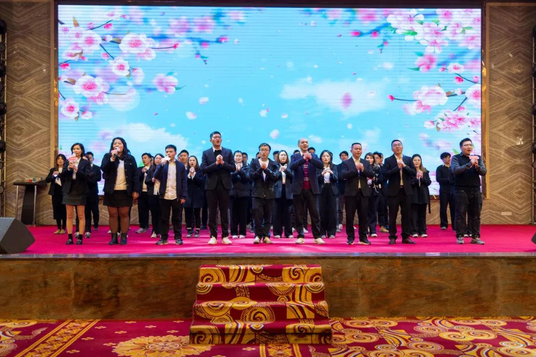 聚勢(shì)·創(chuàng)變·敢為 | 強(qiáng)輝集團(tuán)2025年迎新晚會(huì)圓滿結(jié)束，共繪未來(lái)新藍(lán)圖(圖26)