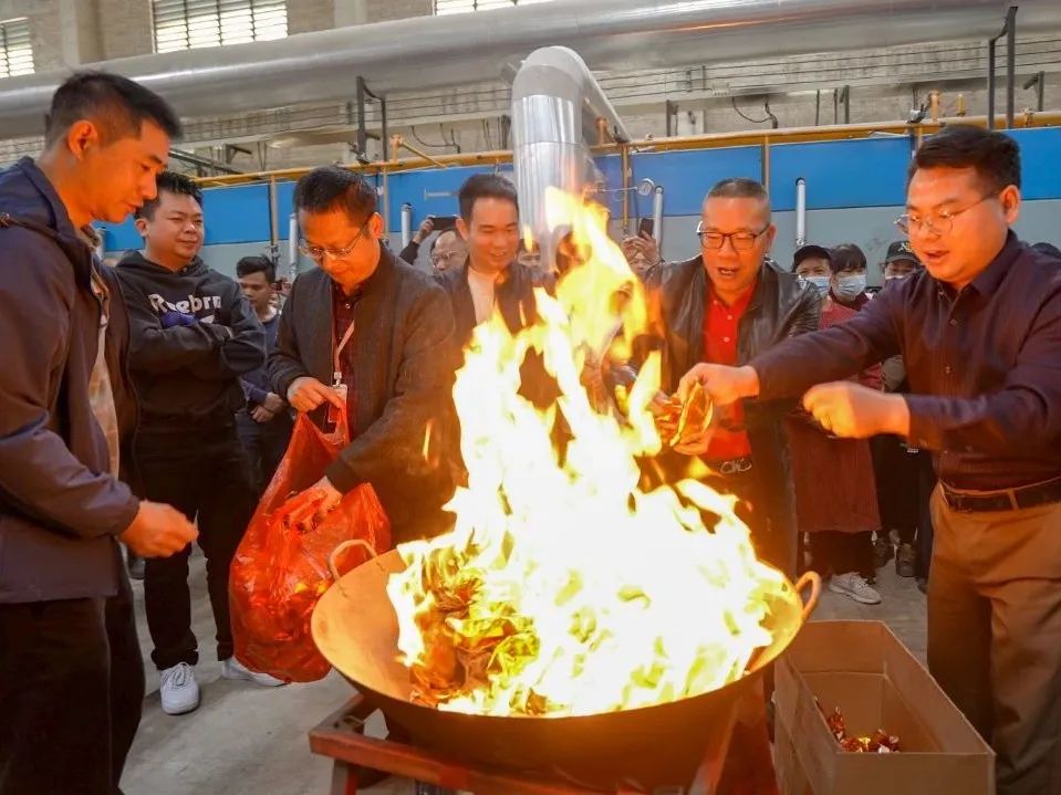 火力全開 | 強(qiáng)輝精工瓷磚肇慶生產(chǎn)基地巖板智能生產(chǎn)線點火大吉(圖6)